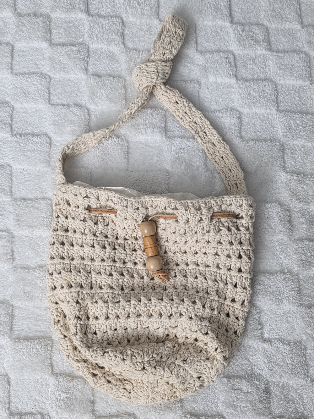 CROCHET DRAWSTRING CROSSBODY BUCKET BAG CREAM